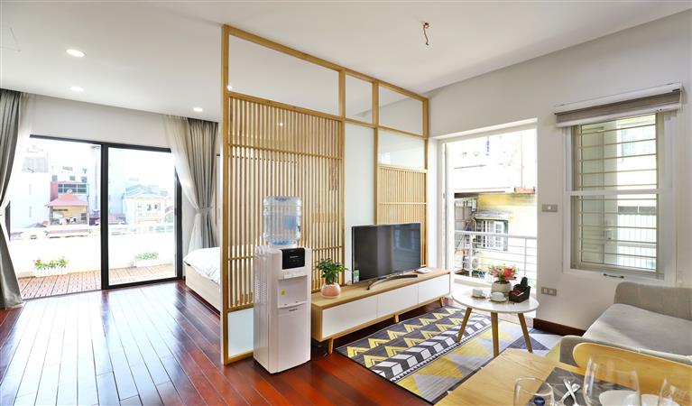 Tòa nhà Sumitomo cho thuê căn hộ dịch vụ 1 ngủ 85m2 có ban công rộng tại Linh Lang, gần Lotte