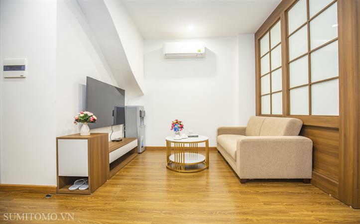 Tòa nhà Sumitomo cho thuê căn hộ dịch vụ 1 ngủ có ban công rộng tại Linh Lang, gần Lotte