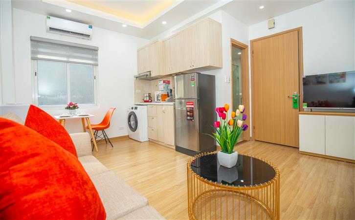  Căn hộ dịch vụ Studio tại 5/39 Linh Lang, tọa lạc ngay vị trí đắc địa, ngay trung tâm quận Ba Đình Hà Nội: Không gian sống rộng rãi, bếp tiện nghi, nội thất đầy đủ, ánh sáng tự nhiên tuyệt đẹp. Di chuyển tiện lợi, trải nghiệm tuyệt vời