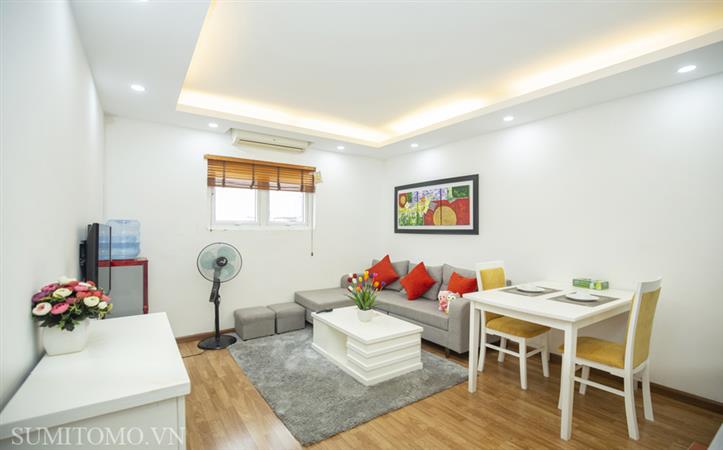 Dao Tan 通りのアパートメントビルで、ロッテ近くの1ベッドルームアパートを賃貸します。