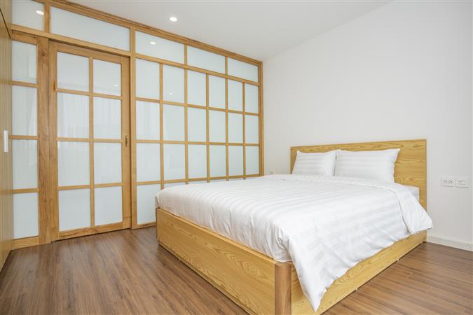 Căn hộ dịch vụ phố Phan Kế Bính cho thuê căn 1 ngủ 55m2, thoáng có ban công rộng